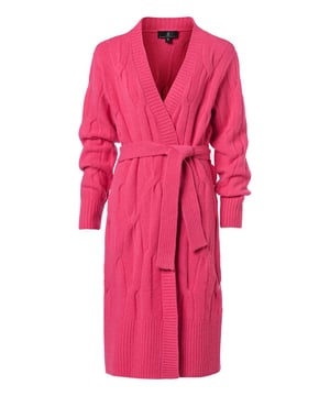 Het Chelsea kabelvest in een zachte roze kleur is een prachtig gebreid, lang vest met een openvallend ontwerp en robuuste ribboorden. Met een relaxte pasvorm die net boven de kuit valt, biedt dit vest een comfortabele en elegante uitstraling. Een afneembaar strikceintuur voegt een vleugje tailleaccentuering toe aan het geheel. Vervaardigd uit een wolmix van 47% acryl, 22% nylon, 20% wol, 8% alpaca en 3% spandex, biedt dit vest warmte en comfort, waardoor het ideaal is voor koude winterdagen. De combinatie van wol en alpaca verleent het vest een zachte en luxueuze textuur, terwijl acryl en nylon zorgen voor duurzaamheid en vormbehoud. De toevoeging van 3% spandex biedt een lichte stretch, wat resulteert in een comfortabele en flexibele pasvorm.Kortom, het lange roze Chelsea vest is een stijlvol en veelzijdig kledingstuk, met zijn losse snit, bijbehorende strikceintuur en prachtig gebreide ontwerp. De combinatie van diverse hoogwaardige materialen garandeert zowel comfort als stijl, waardoor het een uitstekende aanvulling is op je wintergarderobe. Het Chelsea vest biedt talloze mogelijkheden om verschillende stijlvolle en comfortabele outfits te creëren.Een suggestie is om het Chelsea vest te dragen over de Jesper travel top, samen met de Indy travel broek in een opvallende kobaltkleur. Het contrasterende kobaltblauw voegt een levendige dimensie toe aan het roze vest, wat zorgt voor een sprankelende outfit. Je kunt ook het Chelsea lange vest combineren met de Cassidy tuniek in een veelkleurig patroon, samen met de zwarte legging. Het levendige en kleurrijke patroon van de tuniek creëert een boeiend contrast met het effen roze vest. Eveneens kun je het roze kabelvest succesvol combineren met de Audrey print blouse. Onthoud dat jouw comfort en zelfverzekerdheid in je kledingkeuze centraal staan. De combinatie van de roze tint en het sprankelende, veelkleurige patroon geeft je outfit een krachtige en vrolijke uitstraling.