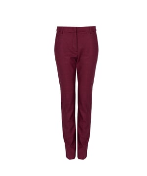Gracias al corte precisamente ajustado, estos pantalones destacan perfectamente la silueta, proporcionando al mismo tiempo comodidad durante todo el día.

El práctico cierre con cremallera y corchete garantiza facilidad al ponerse y la seguridad de que los pantalones permanecerán en su lugar, independientemente de la situación.

Las piernas ligeramente estrechas aportan un carácter moderno, haciendo que estos pantalones se combinen bien tanto con estilos elegantes como casuales.

La cintura media asegura comodidad y un ajuste perfecto, permitiendo al mismo tiempo moverse libremente y sentirse seguro en cualquier situación.

Los prácticos bolsillos laterales son el lugar ideal para guardar objetos pequeños, como llaves o teléfonos, siempre al alcance de la mano.

Un elegante detalle de la marca en la cadera izquierda añade elegancia y resalta la alta calidad y unicidad de este producto.

Hechos de tela de alta calidad con un añadido de lana, estos pantalones no solo proporcionan una comodidad excepcional, sino también durabilidad y un aspecto elegante durante mucho tiempo.
