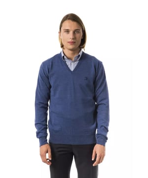 Blauwe Merinowollen Trui  
Geborduurde V-hals  
Gemaakt van extrafijne merinowollen stof  
Biedt superieur comfort en warmte  
Perfect voor heren  
Materiaal: 100% Merinowol