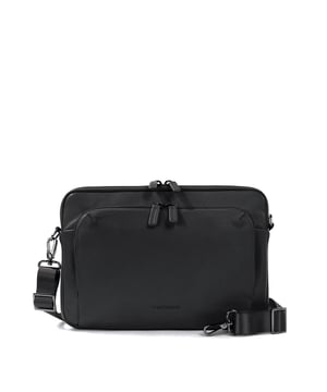 Unisex Crossbody tas met ritssluiting. twee open binnenzakken. één voorkant met externe zakken met ritssluiting. verstelbare en afneembare lederen schouderband. ontbrekend handvat. een binnencompartiment.  extern materiaal. polyester binnenkant. Afmetingen: 34x23x8,5 cm. Modeproduct