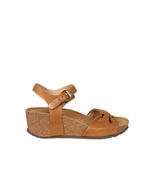 Abrochados alrededor del tobillo, estos elegantes zapatos ofrecen soporte adicional y estabilidad, haciéndolos perfectos tanto para el uso diario como para ocasiones especiales.

La punta redonda no solo proporciona un aspecto clásico, sino también comodidad, dando a los pies más espacio y confort durante todo el día.

Con plataforma, lo que añade unos centímetros de altura, al mismo tiempo que mantiene la comodidad al distribuir el peso de manera uniforme en toda la planta del pie.

Al frente, un lazo decorativo añade encanto y feminidad, haciendo que los zapatos sean un complemento único para cualquier estilo.

Hechos de cuero natural de alta calidad, estos zapatos no solo son estilosos, sino también duraderos y resistentes al desgaste, asegurando comodidad y elegancia duraderas.

Empacados en una caja de la marca, son perfectos para un regalo o como un lujoso añadido a tu colección de calzado, protegiendo los zapatos de daños y manteniendo su perfecto estado.
