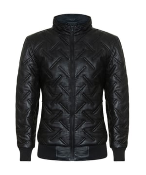 Presentamos nuestra tan esperada gama Infinity Signature, que representa dos años de artesanía e innovación dedicadas. Nuestra última oferta, la chaqueta bomber de cuero, encarna el lujo y la funcionalidad. Confeccionada con napa de oveja de primera calidad, su exclusiva costura acolchada en diagonal alterna garantiza estilo y calidez. La elegante cremallera UMZ que se extiende hasta un cuello alto agrega un toque moderno, mientras que el ribete de punto acanalado en el dobladillo y los puños sella el calor. Con dos bolsillos calientamanos con cremallera en la cintura y tres bolsillos internos en el interior forrado de satén, incluidos dos con cremallera para mayor seguridad y uno con una pestaña de velcro para su teléfono móvil, la comodidad se une a la sofisticación. Prepárese para elevar su guardarropa con el epítome de la elegancia y la calidad. Características clave del diseño: Meticulosa artesanía e innovación: Se han invertido dos años de dedicada artesanía e innovación en la creación de esta notable chaqueta. Cuero napa de oveja de primera calidad: Fabricado con el mejor cuero napa de oveja para lograr calidad y durabilidad. Elegante cierre de cremallera UMZ y ribete de punto acanalado: El cierre de cremallera UMZ y el ribete de punto acanalado añaden estilo y garantizan calidez. Múltiples bolsillos: Cuenta con múltiples bolsillos externos e internos para mayor comodidad y seguridad. Lujoso interior forrado de satén: El interior forrado de satén agrega un toque de lujo, con elementos de diseño bien pensados ​​para una mayor funcionalidad.