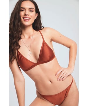 Herita Gewatteerde Bikiniset - Koper
-------------------------------------------------------------------
Verhoog je strandstijl met de Herita Padded Bikini Set in een fascinerende tint van koper, waar comfort en allure samenkomen voor een verbluffende aanwezigheid aan de kust. Zorgvuldig vervaardigd is deze bikiniset voorzien van gewatteerde cups die een comfortabele en ondersteunende pasvorm bieden, je natuurlijke rondingen verbeteren en je zelfvertrouwen geven of je nu aan het zonnebaden of zwemmen bent. Het strakke ontwerp en de koperkleurige tint voegen een vleugje elegantie toe aan je strandensemble en zorgen ervoor dat je op de best mogelijke manier opvalt. Omarm de fusie van comfort, stijl en allure met de Herita Padded Bikini Set in Copper.
-------------------------------------------------------------------
* Betoverende koperkleur: De Herita Padded Bikini Set heeft een betoverende koperen tint die glans en elegantie uitstraalt en het zonlicht prachtig vangt.
* Verbeterd comfort: Gewatteerde cups zorgen voor een comfortabele en ondersteunende pasvorm die uw natuurlijke rondingen verbetert en ervoor zorgt dat u zich zelfverzekerd voelt tijdens strandactiviteiten.
* Veelzijdige strandkleding: Of u nu luiert op het zand of geniet van watersporten, deze bikiniset biedt een mix van stijl en functionaliteit.
* Strak en elegant ontwerp: Het strakke ontwerp en de koperen kleur voegen een element van verfijning toe aan je strandlook, waardoor je in het middelpunt van de belangstelling staat.
* Premium kwaliteit: Deze bikiniset is zorgvuldig gemaakt van hoogwaardige materialen en garandeert langdurig comfort en stijl.
-------------------------------------------------------------------
Kwaliteit en gebruik:
* Geniet van de uitzonderlijke kwaliteit en stralende stijl van de Herita Padded Bikiniset, zorgvuldig ontworpen om blijvend comfort en allure te bieden tijdens uw stranduitstapjes.
-------------------------------------------------------------------
Ontwerp:
* De fascinerende koperen kleur van het bikinisetje en het strakke ontwerp zorgen ervoor dat u elegantie en zelfvertrouwen uitstraalt terwijl u geniet van uw tijd aan het water.
-------------------------------------------------------------------
Wasmethoden:

* Zachtjes met de hand wassen: Behoud de allure van je bikiniset door het voorzichtig met de hand te wassen in koud water.
* Mild Wasmiddel: Behoud de zachtheid en kleur van de stof door een mild wasmiddel te gebruiken tijdens het wassen.
* Ga voorzichtig te werk: Behandel je bikiniset voorzichtig om de vorm, vulling en fascinerende kleur te behouden, zowel tijdens het dragen als het wassen.
* Vermijd ruwe oppervlakken: Voorkom mogelijke schade aan de stof en kleurvervaging door contact met ruwe oppervlakken te vermijden.
* Plat drogen: Leg je bikiniset plat te drogen om de vorm en de fascinerende koperkleur te behouden.
-------------------------------------------------------------------
Verhoog je zelfvertrouwen op het strand met de Herita Padded Bikini Set in Copper, waar comfort en allure elkaar ontmoeten door de gewatteerde cups en het fascinerende ontwerp. Of je nu van de zon geniet of een duik in de oceaan neemt, deze bikiniset zorgt ervoor dat je elegantie en uitstraling uitstraalt tijdens je strandavonturen.