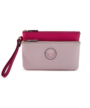 <ul>
  <li>Autentico bolso de mano Versace Pouch con herrajes con el logotipo de Medusa Head</li>
  <li>A estrenar con etiquetas y bolsa guardapolvo</li>
  <li>Piel de becerro rosa</li>
  <li>Cierre de cremallera</li>
  <li>2 compartimentos principales</li>
  <li>3 ranuras para tarjeteros</li>
  <li>Soporte de mano d</li>
</ul>