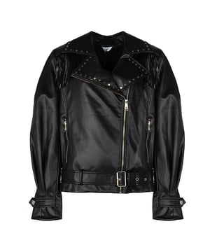 Einfacher Stil
Mit Futter
Ramones-Jacke
Mit einem signierten Reißverschluss
Weite Ärmel mit einem Riemen zum Schließen
Zwei Vordertaschen mit Verschluss
Unterer Teil mit Gürtel
Kragen mit Nieten verziert
Mit Fransen
Aus hochwertigem Kunstleder gefertigt