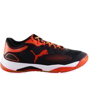 De Puma Solarcourt RTC zwarte padelschoenen voor heren zijn ontworpen om te voldoen aan de unieke eisen van padeltennis, een sport die elementen van tennis en squash combineert. Deze schoenen zijn niet alleen ontworpen voor optimale prestaties, maar ook voor een verfijnde en tijdloze look. De zwarte kleurstelling straalt een gevoel van klasse en veelzijdigheid uit, waardoor ze een geschikte keuze zijn voor zowel de baan als vrijetijdskleding.

Belangrijkste kenmerken:

 Padel-specifiek ontwerp:  Deze schoenen zijn speciaal gemaakt voor padeltennis, met ontwerpelementen die laterale ondersteuning, stabiliteit en grip verbeteren, wat cruciaal is voor deze sport.

 Optimale demping:  De schoenen zijn uitgerust met dempingtechnologie in de tussenzool die comfort biedt en schokken helpt absorberen tijdens snelle bewegingen op de baan.

 Duurzaam bovenwerk:  De schoenen hebben een duurzaam en ademend bovenwerk dat bestand is tegen de ontberingen van padeltennis, zodat ze zowel comfortabel als duurzaam zijn.

 Veilig vetersysteem:  Het vetersysteem is ontworpen om een stevige pasvorm te bieden, zodat je de strakheid kunt aanpassen aan je voorkeur, voor stabiliteit en controle.

 Puma-merk:  Deze padelschoenen zijn voorzien van het iconische Puma-logo, waarmee je kunt zien dat het merk kwaliteit en prestaties hoog in het vaandel heeft staan.

 Niet-markerende buitenzool:  De rubberen buitenzool is non-marking, wat betekent dat hij geen sporen achterlaat op indoor padelbanen, zodat je kunt spelen zonder het oppervlak te beschadigen.

 Hiel- en teenbescherming:  Deze schoenen hebben versterkte gebieden bij de hiel en tenen om te beschermen tegen schuren en de duurzaamheid te verbeteren tijdens snelle zijwaartse bewegingen.