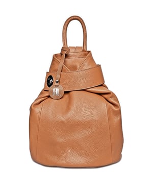Mochila  
100% cuero de vaca  
Asa superior única  
Cierre superior con cremallera  
Cierre lateral con solapa y cerrojo giratorio  
Bolsillo interior de cuero  
Bolsillo trasero con cremallera  
Dos correas de hombro ajustables  
Dimensiones (M): 33.5x34x14 cm