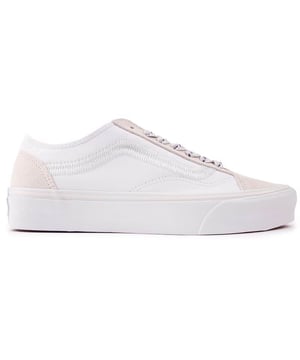 Deze Vans Old Skool damessneakers zijn een echte skateklassieker en voorzien van de originele Vans wafelzool met extra hoogte. kenmerkende branding. logo en Old Skool-look met moderne vibes. Een tijdloos ontwerp dat nooit uit de mode raakt. Deze frisse versie heeft lichtroze accenten en stiksels.