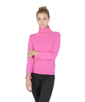 Material de cachemir de calidad premium  
Estilo de cuello alto  
Hecho en Italia  
Cortado exclusivamente para mujeres  
Color fucsia elegante  
Diseño atemporal y sofisticado  
100% CACHEMIR