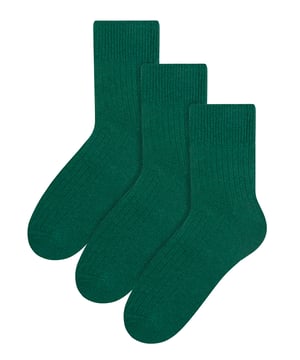 Cuando el buen tiempo llega a su fin y da paso al otoño y al invierno, necesitarás los calcetines de vestir adecuados para el día a día para mantenerte cómodo y abrigado. ¡Estos calcetines de vestir de lana acanalada de Steven son el pack ideal! Estos calcetines de lana para hombre han sido diseñados con una pernera acanalada para maximizar la comodidad y ayudar a que se mantengan en pie durante todo el día, además son suaves, delicados y te mantendrán muy abrigado durante los días más fríos. La lana es un gran material que tiene muchas propiedades: es antialérgica, antifúngica y antibacteriana, absorbe perfectamente la humedad, además, la fibra de lana es extremadamente fina, delicada al tacto. También vienen en 3 pares por paquete, ¡lo que significa que tendrás pares para toda la vida! Los calcetines vienen en 6 colores diferentes, ¡así que hay para todos los gustos! Son los siguientes: Gris, Negro, Beige, Azul Marino, Verde y Carbón. Tanto si prefieres un negro tradicional como un azul marino clásico, tenemos algo que se adapta a tu estilo. Estos calcetines para hombre están disponibles en 2 tallas: 7-9 UK, 10-13 y están hechos de 72% Lana, 26% Poliamida, 2% Elastano. Hay 6 colores para elegir y son totalmente lavables a máquina.