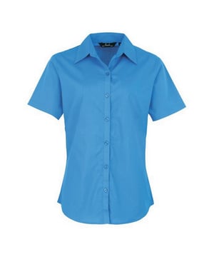 Zachte kraag styling. Afgeronde onderzijde. Uitgeruste styling met bustdarts en rugpijltjes. Easycare stof, korte mouwen. Geparelmoerde knoppen op lichtblauw en wit. Zelfkleurige knoppen op overige. Stof 65% Polyester, 35% Katoen. Gewicht 105 gsm.