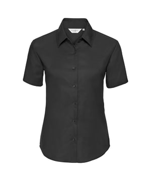 70% Baumwolle, 30% Polyester. Gewebe: Oxford-Stoff. Design: Unifarben. Button-Down-Kragen. Brustabnäher, Pflegeleicht. Passform: Maßgeschneidert. GSM (Gramm pro Quadratmeter): 135. Nachhaltigkeit: Amfori-Freigabe, Better Cotton Initiative, BSCI, Verein für faire Arbeit, Oeko-Tex Standard 100 zertifiziert. Geknöpft, Schaftrand zum Umklappen. Saum: Geschwungener Saum. Kurzärmlig.