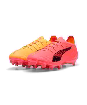 PRODUCTVERHAAL: PUMA heeft altijd tradities uitgedaagd en manieren uitgevonden om jezelf te uiten en op het veld op te vallen. Elk moment is een statement. Maak de jouwe met het nieuwe Tricks Pack, met de ULTRA ULTIMATE voetbalschoenen in kenmerkende, mismatched kleurstellingen. KENMERKEN & VOORDELEN: ACCELERATIE: Het SPEEDSYSTEM-buitenzoolontwerp combineert een hoogpresterend vezelbasis-materiaal met een revolutionair stud-systeem, waardoor de energiehuishouding wordt gemaximaliseerd voor snellere acceleratie; TRACTION: Het FastTrax stud-ontwerp gebruikt inzichten uit academisch onderzoek en traction studies om meer grip te bieden tijdens het accelereren, snijden en remmen; STABILITEIT: Het PWRTAPE SQD-ondersteuningsframe stabiliseert de voet binnen de schoen zonder de wendbaarheid en bewegingsvrijheid te belemmeren; Het bovenwerk van deze schoen is gemaakt van minstens 30% gerecycled materiaal. DETAILS: Lichtgewicht mesh bovenwerk; Lichtgewicht verwijderbare binnenzool met NanoGrip-technologie voorkomt dat de voet binnen de schoen glijdt; OrthoLite®-hielvering voor betere lockdown; GripControl Pro-huid: Superdunne, textuur-huid ontworpen voor verbeterde balcontrole, ongeacht de veldomstandigheden; SPEEDSYSTEM-buitenzool; Regular tot smalle pasvorm; Laag uitgesneden instapconstructie; FG: Geschikt voor gebruik op stevige ondergrond.