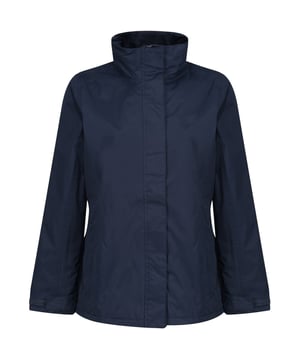 100% Polyester Verborgen capuchon met versteller Stormflap met klittenband Verstelbare manchetten Binnenzak 2 onderste zakken met rits Verstelbare schokkoord zoom Verborgen ritssluiting in voering voor toegang tot borduurwerk. Gestikte naden Gevormde pasvorm Maten 38, 40, 42, 44, 46, 48 Stof is waterdicht en beschikt ook over hydrafort perzikpolyester stof Winddichte stof, polyester gevoerd Thermoguard isolatie.