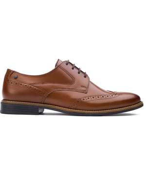 Zapatos Risco de Base London para hombre en color tostado, confeccionados con piel y suela de goma. Presentan detalle brogue y marca Base London.