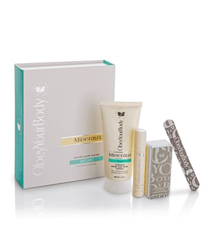 Natuurlijk mooie handen & nagels. Deze nagelkit met natuurlijke glans is de alles-in-één oplossing voor droge handen & breekbare nagels. De krachtige combinatie van natuurlijke oliën & antioxidanten in de crème geeft onmiddellijke redding & verlichting aan de handen, terwijl het nagelriemolie-serum zorgt voor gerichte hydratatie & versteviging van het nagelbed.

Het beroemde ObeyYourBody vijl- en bufferblok geeft de nagels een ongelooflijk glanzende glans en helpt je in weinig tijd een prachtige natuurlijke manicure te krijgen.

Verkrijgbaar in 3 van onze meest populaire, lichte en hemelse geuren.                             De natural grow nail kit bevat een nagelvormer, bufferblok, nagelriemolie serum en een flesje ObeyYourBody Intensive Hand & Body Lotion.

De snel absorberende lotion is doordrenkt met vitamine A, kamille, algen en aloë vera extract voor krachtige antioxidanten die de effecten van UV-schade bestrijden en de huid herstellen. Het is geformuleerd met een geconcentreerde mix van natuurlijke oliën, waaronder jojoba, avocado, zoete amandel, bernagie en teunisbloem, die de huid een intense en langdurige vochtboost geven.

Het Cuticle Oil Serum doet wonderen om broze nagels te versterken en te hydrateren, dankzij de hoge concentratie Jojoba en witte minerale olie.

De 3-zijdige Buffer Block werkt prachtig om ribbels te verwijderen & de nagels te polijsten tot een hoogglans, zonder dat nagellak nodig is.