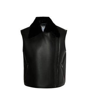 Die Lederweste von DreiMaster Vintage verkörpert den luxuriös coolen Stil des Labels. Das aus weichem Lammnappa gefertigte Modell zeigt einen asymmetrischen Reißverschluss im Biker-Style und zwei seitliche Reißverschlusstaschen, während das angenehm flauschige Fell in der Innenseite wärmt. Absolut stylish über einem groben Rollkragenpullover.  Weste