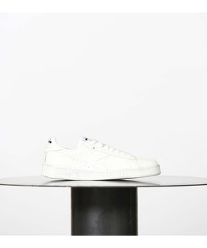 Specificaties: Sneakers gekenmerkt door waxbehandeling en leren fries in applicatie en merkdetail op de hiel Bovenwerk: Volnerf leer Vetersluiting: Platte veter Zooltype: Licht verhoogde zool met logo op de hiel