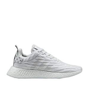 Met een ontwerp dat is geïnspireerd op verschillende klassieke Adidas modellen (Micro Pacer, Rising Star en Boston Super), is de Adidas NMD een ultracomfortabele sneaker met een eigentijds ontwerp. Ze zijn gemaakt met een ademend en flexibel Primeknit-bovenwerk, energieteruggevende Boost-technologie, leren hielbadge, bootie-constructie en een rubberen buitenzool.