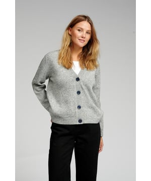 Cardigan Gebreide kleding van TeeShoppen Dit is een mooie gebreide cardigan van TeeShoppen. Een gebreide cardigan is ideaal voor de koudere maanden van het jaar. Cardigans worden vaak over andere kleding gedragen, dus het is ideaal om een cardigan te vinden die past bij wat je verder in je garderobe hebt. Het geweldige aan cardigans is dat ze gedragen kunnen worden bij elke outfit en voor elke gelegenheid. 
 De knitwear is verkrijgbaar in grijs, wat een neutrale kleur is die ideaal is voor dagelijks gebruik. 
 Welke maat heeft de knitwear? De knitwear is verkrijgbaar in maten XS, S, M, L en XL. 
 De maten zijn aangepast voor vrouwen. 
 Over TeeShoppen Bij TeeShoppen hebben we ons eigen productassortiment ontwikkeld. Ons assortiment bestaat uit verschillende coole basisitems die in elke garderobe passen. En we compromitteren niet op kwaliteit en design. Onze kleding is ontworpen om te werken voor verschillende gelegenheden en is gemaakt van kwaliteitsmaterialen die ervoor zorgen dat ze comfortabel zijn om te dragen. Op zoek naar een plek om tijdloze kleding te vinden voor zowel mannen als vrouwen? Dan is TeeShoppen de plek voor jou. We zijn specialisten in de verkoop van basis kleding. Je betaalt niet voor dure merken en kosten, maar alleen voor kwaliteit en service. En net zoals de modewereld voortdurend verandert, breiden wij ook voortdurend ons assortiment uit.