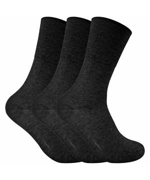 Wenn die Temperaturen fallen, möchte man am liebsten Thermosocken tragen. Aber finden Sie es immer schwierig, Ihre Socken in Ihre Schuhe zu stecken, da Thermosocken bekanntermaßen dick und sperrig sind? Mit diesen Thermosocken aus Viloft müssen Sie sich keine Sorgen mehr machen, dass Sie Ihre Thermosocken in Ihre Schuhe quetschen. Viloft ist eine spezielle Faser, die durch ihre Querschnitte Lufttaschen bildet, um die Wärmeisolierung zu verbessern. Dies ermöglicht auch einen schnellen Feuchtigkeitstransport und Atmungsaktivität. Viloft leitet Feuchtigkeit schneller von der Haut weg und ist somit antibakteriell. Darüber hinaus sind diese Socken nicht elastisch und eignen sich ideal für Diabetiker, da der obere Teil der Socke lockerer ist und sich den Konturen der Füße anpasst. Durch die Kombination von thermischen Eigenschaften und einem nicht-elastischen, diabetikerfreundlichen Oberteil sind diese Socken für jeden, der unter Durchblutungsstörungen leidet, eine große Hilfe für seine Füße. Unsere thermischen Diabetikersocken für Damen sind in den Größen 4-8 erhältlich, wobei Sie zwischen 4 verschiedenen Farbpaketen wählen können.