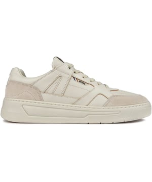 Tritt ins Spiel mit dem Boss Baltimore Tenn. Diese stilvollen Sneakers sind bereit, den Platz zu dominieren. Mit Premium-Leder-Obermaterial, stilvollem, aber dezentem Branding und strapazierfähigen Gummisohlen, bringen diese Designer-Trainer einen Hauch von Raffinesse zu Ihrem Casual-Look und sorgen für Komfort und Haltbarkeit für den ganzen Tag zu tragen. Erhöhen Sie Ihren Stil und erobern Sie die Straßen mit diesen schlanken, sportlichen Schuhen.
