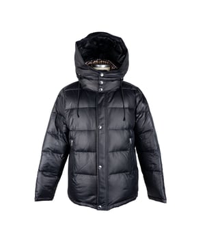 Chaqueta Aquascutum  
Color negro  
Capucha removible  
Diseño de 2 bolsillos  
Cierre frontal con botones y cremallera  
Patrón de tartán en el interior  
Acolchada con plumas de ganso  
Hecha en Italia  
Apta para hombres  
Material: 100% Poliéster