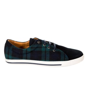 Zapatilla deportiva.
Color marino con detalle estampado de cuadros en tono caqui. 
Fabricado en piel y textil con acabado ante.
Punta redonda. 
Cierre de cordones en el frontal.
Plantilla de piel y textil personalizada por la marca.
Solapa con el nombre de la marca a tono. 
Suela de goma antideslizante, personalizada por la marca.
Costuras vistas a tono.

Composición:
- Exterior: Piel y textil. 
- Interior: Piel y textil. 
- Suela: Goma.

Mantenimiento:
- Limpiar con un paño húmedo.