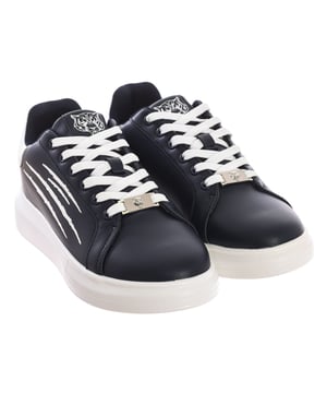 Sportschuhe von Plein Sport.
 Mittelhohe Sportschuhe, ideal für den Alltag.
 Bequemes und atmungsaktives Material.
 Eingravierter Markenname auf der Rückseite.
 Klauenaufdruck an der Seite.
 Abzeichen auf der Zunge.
 Mit Schnürsenkeln verstellbar.
 Nähte in Ton gehalten.
 Zusammensetzung: Außenseite: Synthetik; Innen: Textil; Sohle: Synthetik
 Pflege:
Mit einem feuchten Tuch reinigen.