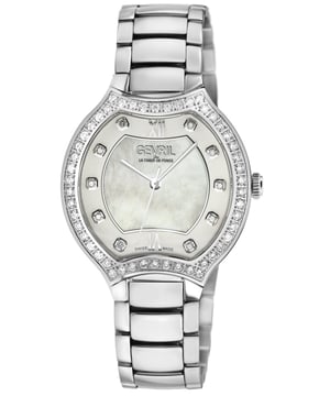 El reloj de cuarzo Gevril's Swiss Diamond Watch de la colección Lugano es una pieza de arte preciada digna de una galería. Sus líneas suaves, románticas y sinfónicas hacen de este un reloj extraordinario, construido para perdurar en el tiempo.

Con una clara inspiración en su ciudad homónima, Lugano cobra vida en esta excepcional pieza con movimiento suizo y diseño italiano. La destacada caja de acero inoxidable de 36 mm de Lugano tiene un diseño único que recuerda a un violín de concierto, evocando los palazzi neoclásicos de Lugano. Ya sea en una versión con diamantes compuesta por un quilate de 60 diamantes de excepcional claridad y color, o en una versión sin diamantes con una caja de acero inoxidable, cada selección viene con un cautivador engaste de color alrededor del dial interior de madreperla. El bien diseñado engaste resalta 10 diamantes y números romanos en 6 y 12, reforzando su atractivo clásico. Elija una correa genuina de piel de serpiente italiana texturizada o una pulsera con hebilla desplegable para completar esta creación casi musical.

Con una historia e influencia únicas, Lugano es como una obra de arte renacentista refinada, con líneas delicadamente curvadas y un toque de finos diamantes. Lugano es una obra preciada que canta.

Reloj de cuarzo suizo Gevril 11241B Lugano con diamantes, Reloj de cuarzo suizo para mujer de la colección Lugano Gevril, caja de acero inoxidable de 38 mm, caja de diamantes de 316L acero, 60 diamantes en la caja, 1,35 quilates, claridad VS, color FG, anillo exterior blanco con 10 diamantes, dial blanco de madreperla, pulsera de acero inoxidable de 316L con hebilla desplegable, cristal de zafiro antirreflectante, 5 ATM (50 metros, 165 pies) movimiento de cuarzo suizo Ronda 763.