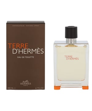 Der legendäre Parfümeur Jean-Claude Ellena ist für einige der besten Düfte der letzten Jahrzehnte verantwortlich. Einer seiner herausragenden Düfte ist das atemberaubende Terr D'Hermes, das 2006 von Hermès lanciert wurde und immer noch einer der beständigsten und beliebtesten Düfte des Unternehmens ist. Der holzig-würzige Herrenduft eröffnet mit einer Kopfnote aus Orange und Grapefruit, bevor er in eine würzige Herznote aus Pfeffer übergeht, die von einer Pelargonnote begleitet wird. In der Basisnote des Duftes finden sich Noten von Benzoe, Zeder, Patchouli und Vetiver. Dies ist ein erwachsener Duft für Männer, die wissen, was sie wollen. Er ist einzigartig, stark, kraftvoll, stilvoll, elegant und war der verdiente Gewinner des FiFi Award Fragrance Of The Year Men`s Luxe 2007.