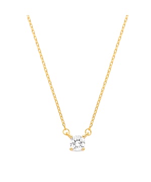 Collar Keval de Plata de Ley 925 y Circonita Brillante acabado en oro amarillo de 18 quilates. Essential encarna la sencillez refinada, piezas atemporales con líneas suaves y el brillo adicional de las circonitas. Joyas básicas sin pretensiones que son perfectas para el uso diario, pero también pueden funcionar en ocasiones especiales.
