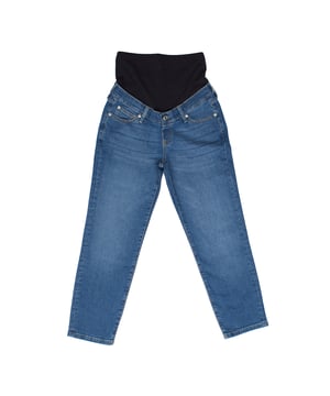 Estos jeans de maternidad están diseñados para brindar confort y funcionalidad durante todo el embarazo.  

Presentan un panel elástico suave que se ajusta perfectamente sobre el vientre, proporcionando soporte sin apretar. 

Incluyen un cierre de botón tradicional y una cintura ajustable interna, lo que permite un ajuste personalizado y mayor versatilidad a medida que el abdomen crece. 

Con el clásico diseño de cinco bolsillos y un corte recto a lo largo de las piernas, estos jeans combinan el estilo moderno de un pantalón vaquero con la comodidad necesaria durante la maternidad.
 Composición: Exterior: 88% Algodón, 10% Poliéster, 2% Elastano
 Cuidados:
- Lavar a máquina con agua fría.
- Utilizar colores similares en el lavado.
- Evitar el uso de blanqueadores.
- Secar a baja temperatura en secadora.
- Planchar a baja temperatura.
- No lavar en seco.