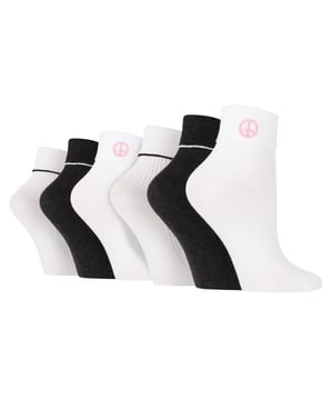 Estos calcetines Wildfeet Lounge son ideales porque ofrecen una deliciosa variedad de coloridos motivos bordados. Cada par cuenta con puños doblados con punta de contraste, añadiendo un toque de estilo a tu atuendo. Tanto si quieres darte un capricho como si buscas un regalo original, estos calcetines son la elección perfecta. Disfrute de la lujosa comodidad de estos calcetines, diseñados para proporcionarle la máxima experiencia de suavidad y transpirabilidad. Confeccionados con un tejido ligero rico en algodón, estos calcetines ofrecen un tacto suave sobre la piel, garantizando un confort óptimo durante todo el día. Los puños doblados con punta de contraste añaden un toque de estilo a estos calcetines ya de por sí llamativos. No sólo tienen un aspecto estupendo, sino que también proporcionan un ajuste ceñido y cómodo, evitando que los calcetines se deslicen hacia abajo o se amontonen dentro de los zapatos. Para prolongar su vida útil y aumentar su durabilidad, los tres pares de estos calcetines de señora de galga fina tienen el talón y la puntera reforzados, lo que le proporciona un confort adicional. El tejido transpirable permite que circule el aire, evitando la acumulación de humedad y manteniendo los pies secos y cómodos, incluso en los días más calurosos. Wild Feet es una gama de calcetines con diseños chulos, colores llamativos y eslóganes extravagantes: desde carlinos y pingüinos hasta leones y llamas. Elige entre una gama de estilos para hombre y mujer, desde calcetines de vestir a calcetines deportivos. Incluso hay algunos estilos deportivos. Hay 2 diseños para elegir: Corazón o Paz. Vienen en talla única para señora 4-8 UK, están hechos de 71% algodón, 26% poliéster, 3% elastán y son lavables a máquina.