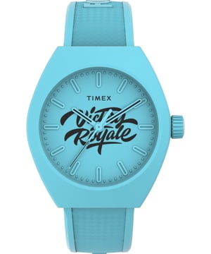 Dit Timex Urban Pop X Fortnite Analoge Horloge voor Mannen is het perfecte tijdstuk om te dragen of cadeau te geven. De blauwe ronde kast van 40 mm in combinatie met de comfortabele blauwe plastic horlogeband zorgt ervoor dat je zonder compromissen van dit verbluffende horloge kunt genieten. Aangedreven door een hoogwaardige kwartsbeweging en waterbestendig tot 5 bar, blijft je horloge tikken. De Timex x Fortnite collectie brengt de hype met deze epische update van onze milieuvriendelijke Urban Pop. Maak je klaar voor het spel met de feestelijke Victory Royale-banner. Hoogwaardige blauwe plastic band van 21 cm lang en 19 mm breed met een gesp. Kastdiameter: 40 mm, kastdikte: 10 mm, kastkleur: blauw en wijzerplaatkleur: blauw.