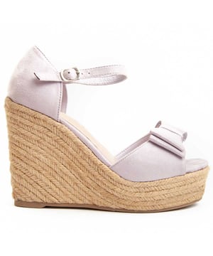 Dames espartos wedge sandalen. Comfortabele pasvorm. Gevoerde binnenzool. Antislip zool. Versterkte stitching. Gefabriceerd door andere merken voor ons merk.