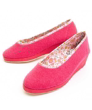 Hechas en España. Zapatilla confortable para mujer. Fabricada en los mejores materiales. Suela antideslizante. Cosido reforzado. Plantilla acolchada. Baja huella de carbono.