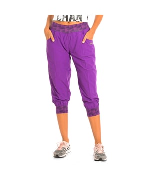 Pantalón Corto Deportivo Zumba. 
Color Lila
Experimenta la máxima comodidad y estilo.
Cintura alta elástica.
Gráficos con motivos de la marca.
Bolsillos laterales y traseros con cremallera. 
Tejido impermeable que proporciona comodidad durante todo el día.
Costuras vistas a tono.

Composición:  100% Nylon.

-Utilizar lavadora a temperatura máxima 30º .
-Utilizar secadora.
-No utiliza Lejía.
-Plancha  a temperatura máxima 110º.