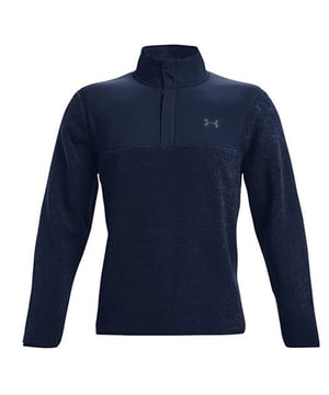 Mejora tu juego de golf y mantente abrigado con estilo con el jersey de golf Under Armour Fleece Pile Men's Navy. Diseñado para ofrecer rendimiento y comodidad, este jersey es un complemento versátil para tu armario de golf.

Características principales:

 Tejido Fleece Pile:  Confeccionado con un acogedor tejido de pelo polar, este jersey ofrece una calidez y comodidad excepcionales. Es perfecto para las salidas matutinas o los partidos de golf más frescos.

 Diseño preparado para el golf:  El suéter está diseñado pensando en el golf, ofreciendo la flexibilidad y el rango de movimiento necesarios para su swing. No restringirá sus movimientos, permitiéndole rendir al máximo en el campo.

 Cuello en V:  El diseño con cuello en V añade un toque de estilo clásico a tu conjunto de golf, a la vez que proporciona opciones de fácil superposición con tus camisetas de golf favoritas.

 Puños y dobladillo acanalados:  Los puños acanalados y el dobladillo acanalado garantizan un ajuste ceñido, ayudando a mantener el calor dentro y el frío fuera.

 Color azul marino versátil: El color azul marino atemporal es versátil y complementa varios atuendos de golf, por lo que es adecuado para dentro y fuera del campo.

 Corte normal:  El corte regular ofrece una silueta cómoda y relajada que se adapta a varios tipos de cuerpo.

 Logo Under Armour:  El logotipo de Under Armour está discretamente colocado, simbolizando el compromiso de la marca con la calidad y el rendimiento.

 Fácil de cuidar:  Este jersey es fácil de mantener y se puede lavar a máquina, lo que garantiza la comodidad en su rutina de golf.

El jersey de golf Under Armour Fleece Pile Men's Navy no sólo está diseñado para mantenerte caliente en el campo de golf, sino también para añadir un toque de estilo a tu juego. Tanto si estás en el tee de salida como si te diriges a la casa club, este jersey es una gran elección para mantenerte cómodo y a la moda durante tus rondas de golf.