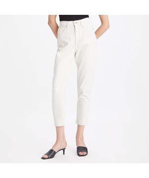 Womens Levis High Waisted Mom Jeans in white.- 5-pocket construction. - Zip fly and button fastening.- Branded leather patch at rear waist.- Branded tab at the back.- Tapered leg.- Relaxed through your hip and thigh.- A vintage-inspired fit updated with a flattering high waist.- 98% Cotton  2% Elastane.- Ref: 269860021