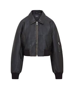 Mejora tu estilo con esta cazadora bomber de piel negra, sencilla y moderna. Diseñada para un look boyfriend relajado y oversize, esta prenda está confeccionada en suave piel de napa de oveja, con costuras y bolsillos envejecidos por expertos para un aspecto vintage. Una robusta cremallera YKK da lugar a un cuello clásico estilo camisa, mientras que el dobladillo y los puños de punto elástico garantizan un ajuste ceñido y calidez. Con dos bolsillos en la cintura y un bolsillo en la manga con cremallera, además de un lujoso forro de satén con un bolsillo interior con ribete de piel, esta cazadora combina funcionalidad con una sofisticación vanguardista. Piel de napa de oveja envejecida suave, corte oversize, cremallera YKK gruesa, dobladillo y puños de punto elástico, forro de satén con bolsillo interior con ribete de piel