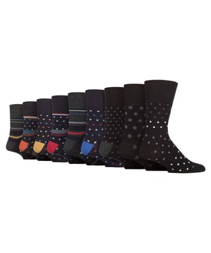 Ontdek het ultieme comfort met onze Gentle Grip losse, sokken zonder elastiek bamboesokken voor heren, ontworpen met uw welzijn in gedachten . Deze sokken zijn gemaakt van modern bamboe en bieden zachtheid en ademend vermogen. Als gewaardeerd sokkenmerk dat zich toelegt op comfort, bevat Gentle Grip een sokken zonder elastiek techniek die de druk op de voet vermindert, waardoor een comfortabele pasvorm wordt gegarandeerd. Bamboe staat algemeen bekend als een geweldig materiaal. De vochtafvoerende Bamboevezels reguleren op natuurlijke wijze de temperatuur, waardoor uw voeten de hele dag comfortabel koel en droog blijven. Geen zweterige en ongemakkelijke voeten meer. Antibacterieel Bamboe trekt het vocht weg, waardoor er geen bewegingsruimte meer is en daardoor potentiële voetinfecties worden voorkomen. En dat niet alleen, deze sokken zijn bovendien ongelooflijk zacht dankzij het luxueuze karakter van bamboevezels. Met een speciaal vervaardigde honingraatbovenkant. Deze sokken zijn niet alleen ongelooflijk comfortabel voor alle dragers, maar zijn vooral nuttig voor mensen met problemen met de bloedsomloop. Ze zijn ontworpen om je benen te verzorgen door zich naar hun natuurlijke contouren te vormen zonder concessies te doen aan de stijl. Deze sokken worden ook geleverd in een multiverpakking van 9 paar, waardoor ze veel waar voor je geld bieden. Ervaar de perfecte combinatie van comfort en stijl met onze Gentle Grip-sokken, waardoor je voeten en benen de hele dag goed aanvoelen. Er zijn 6 variaties om uit te kiezen met 3 ontwerpen per 9-pack. Ze zijn verkrijgbaar in één maat heren 39-45 EU, zijn gemaakt van 77% viscose (van bamboe), 17% polyester, 5% polyamide, 1% elastaan ​​en zijn wasbaar in de machine.