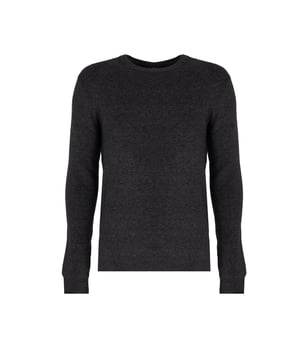 El diseño simple de este suéter es la esencia de la elegancia atemporal, que se adaptará perfectamente a cualquier guardarropa, incluso al más minimalista.

Con un escote C-neck que añade un sutil carácter a tu apariencia, permitiendo al mismo tiempo destacar tus joyas favoritas o una corbata.

El bajo y las mangas acabados en puño aseguran un ajuste perfecto y mantienen la forma del suéter, lo cual es clave para la comodidad del uso y la durabilidad de la prenda.

En la nuca, el emblemático logo de la firma es un detalle discreto pero claro que demuestra la autenticidad y el alto standing de la marca en el mundo de la moda.

Hecho de un tejido de alta calidad que no solo asegura suavidad y placer al usarlo, sino también resistencia al peeling y facilidad en el cuidado.