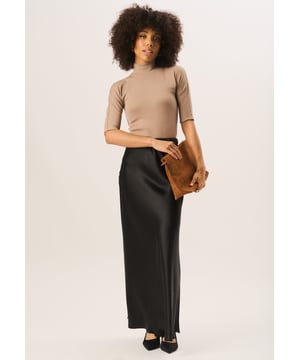 Presentamos nuestra falda larga al bies negra, una pieza atemporal para la persona conocedora de la moda. Confeccionada con tela de alta calidad, esta falda cae maravillosamente sobre el cuerpo y favorece todas las formas y tamaños. Perfecta para cualquier ocasión, esta falda añade un toque de elegancia y sofisticación a cualquier conjunto.