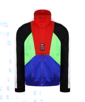 La chaqueta multicolor Tailored For Sports de Puma para hombre es una prenda exterior versátil y llamativa, perfecta para atletas y personas con estilo. Esta chaqueta combina a la perfección estilo y funcionalidad, lo que la convierte en un imprescindible en tu armario.

Características clave:

Diseño multicolor: La chaqueta presenta un llamativo diseño multicolor, que combina varios tonos para crear un aspecto atractivo y a la moda. Es ideal para quienes desean hacer una declaración de moda audaz.

Material de alta calidad: Elaborada con materiales premium, esta chaqueta no solo es estilosa, sino también duradera y cómoda. Proporciona protección contra los elementos, asegurando que permanecas acogedor y cómodo.

Apariencia inspirada en lo retro: La línea Tailored For Sports de Puma se inspira en los ricos archivos de la marca. Esta chaqueta muestra un diseño inspirado en lo retro que rinde homenaje a la herencia de Puma, manteniéndose al día con las tendencias modernas.

Cierre de cremallera: El cierre frontal de cremallera facilita ponerse y quitarse la chaqueta. También ofrece flexibilidad para ajustar la ventilación según tus necesidades de comodidad.

Puños y dobladillo elásticos: La chaqueta cuenta con puños y dobladillo elásticos para proporcionar un ajuste ceñido, manteniendo el aire frío afuera y asegurando una sensación segura y cómoda.

Marca Puma: El icónico logo de Puma está exhibido de manera prominente en el pecho, añadiendo un toque de autenticidad y estilo a la chaqueta.

Uso versátil: Esta chaqueta es perfecta para diversas ocasiones, ya sea que te dirijas al gimnasio, realices diligencias o simplemente salgas con amigos. Complementa tanto looks deportivos como casuales.

Bolsillos: La chaqueta está equipada con prácticos bolsillos laterales, lo que te permite llevar convenientemente tus esenciales o mantener tus manos calientes.