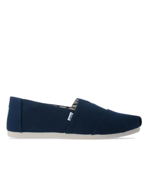 De iconische Alpargata is nu ontworpen met milieubewuste materialen. De bovenvoering en de inlegzool zijn gemaakt van 50% gerecycled katoen om textielafval uit de vuilnisbelt te houden. De op maat gemaakte TOMS comfort binnenzool bestaat voor 50% uit ecologisch materiaal, waaronder gerecycled PU-schuim.