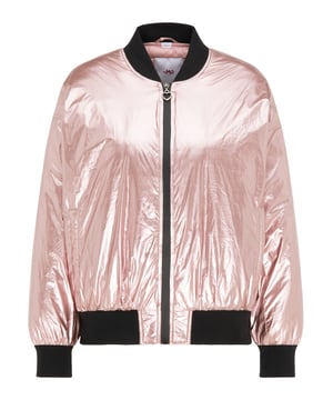 Cet hiver encore, les looks métalliques futuristes sont très tendance. Ce blouson bomber de myMo a un intérieur matelassé et ouaté, tandis que l'extérieur est fabriqué à partir d'un film très fin qui possède une surface brillante grâce à un revêtement aux reflets métalliques. La coupe classique courte a des poignets côtelés stables et deux poches latérales. Un pendentif zippé en forme de cœur complète habilement le design Space Age.