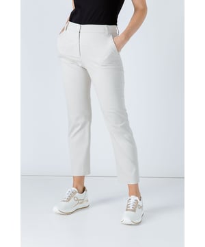Deze getailleerde enkellange broek is uitgevoerd in zandkleurige stretch gabardine stof. Er zijn twee binnenzakken voor en twee sierzakken achter. Er is een tailleband met riemlussen. De broek sluit aan de voorkant met een effen plastic knoop en een verborgen ritssluiting.