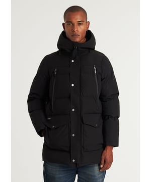 Materiaal & fit  De Explorer Tech is een lang model winterjas met regular fit. Het is een technische jas met een buitenlaag van 65% gerecycled polyester en 35% polyester.  De jas is stevig met een  voering van gerecycled nylon. Daarnaast heeft de Explorer Tech een vulling van 100% gerecycled polyester. Deze lagen zorgen er samen voor dat de jas waterafstotend, winddicht en ademend is. Details  Deze winterjas heeft een verstelbare capuchon, elastieken cuff in de mouw en 8 zakken waaronder twee binnenzakken. De ritssluiting is een dubbelzijdige, waterdichte rits. Verder is de Explorer Tech voorzien van kenmerkende CHASIN’ details.  Specs  Waterafstotend  Winddicht  Ademend  8 zakken  Kunststof dubbelzijdige rits Kenmerkende CHASIN’ details Model draagt maat M en is 1.89 m. lang. Zijn tailleomvang meet 76 cm.