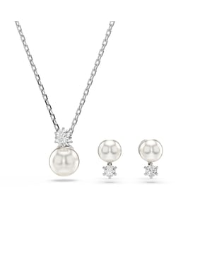 Deze Swarovski Set: Halsketting + Oorbellen in Zilver is gemaakt van het hoogste kwaliteitsallergievrije basismetaal. De Swarovski 'Matrix' Vrouwen Basismetaal Set: Halsketting + Oorbellen - Zilver 5689624 wordt geleverd in een prachtige geschenkdoos en heeft een garantie van twee jaar - het perfecte cadeau om uzelf of een geliefde te verwennen.